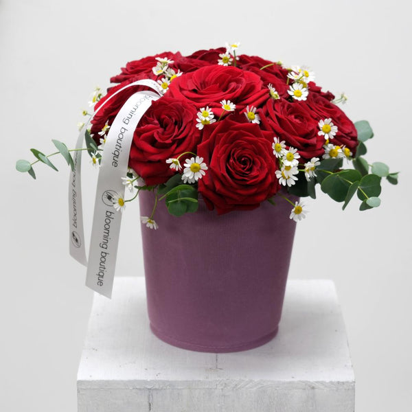 The pure and simple beauty of magnificent velvet red roses with a romantic touch of Tanacetum. Our Red Roses arrangement consists of 12 magnificently red roses and Tanacetum. The Green Pot from the Blooming Walls® collection. Same Day Flower Delivery Dublin Next Day Flowers Delivery Ireland