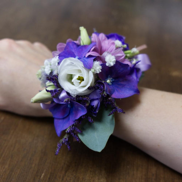 The striking beauty of this Rose corsage will certainly attract the attention and create a stunning overall look. Please note that the corsage is made of fresh flowers and should be used for debs on the same day as delivered. Let us know the preferred delivery time. We deliver up to 8 pm. Flowers and colours may vary. Delivery of corsage made of fresh flowers are available only for Dublin. Please choose an artificial corsage for next day delivery outside of Dublin.